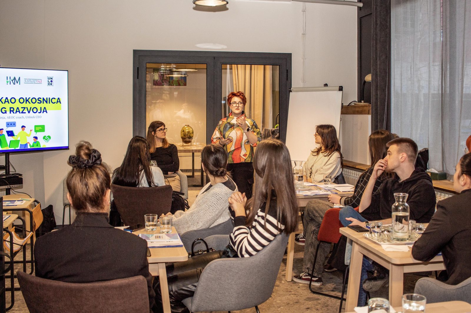 Sto za sastanke i projektor
