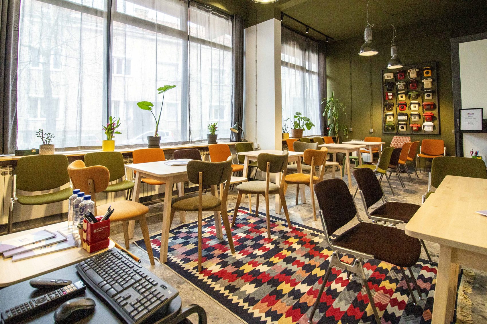 Radna sala sa šarenim tepihom i prozorom SKRIPTA IdeaLab