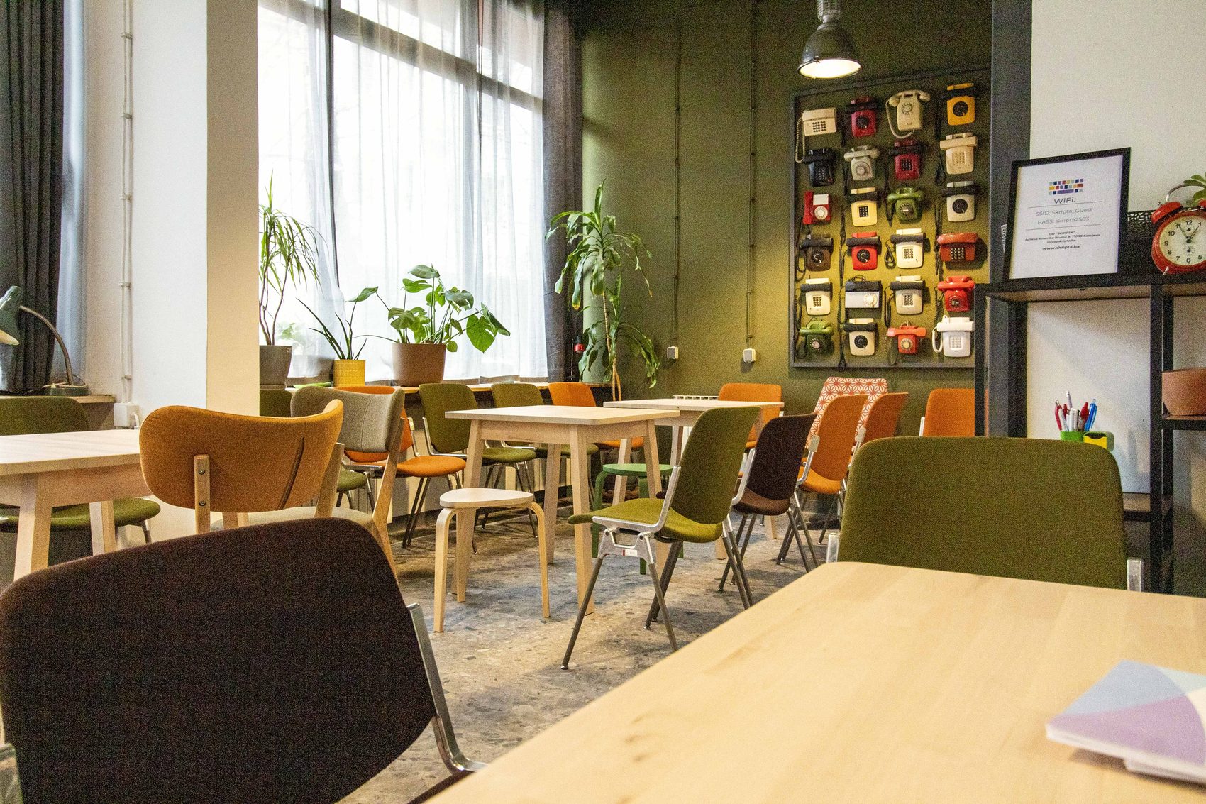 Prostor za edukacije i radionice sa policom dekora