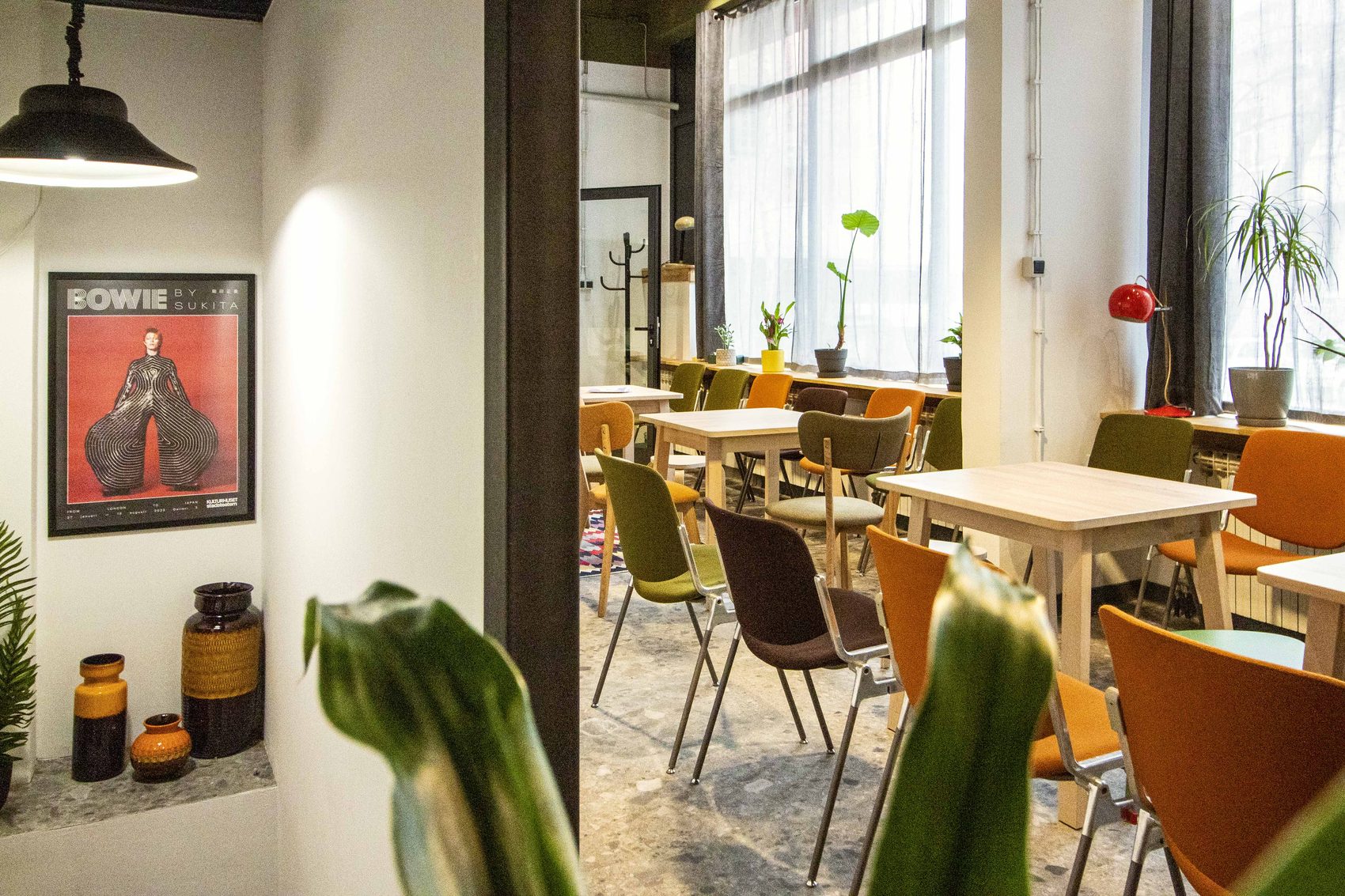 Sala za sastanke sa uramljenim posterom na zidu