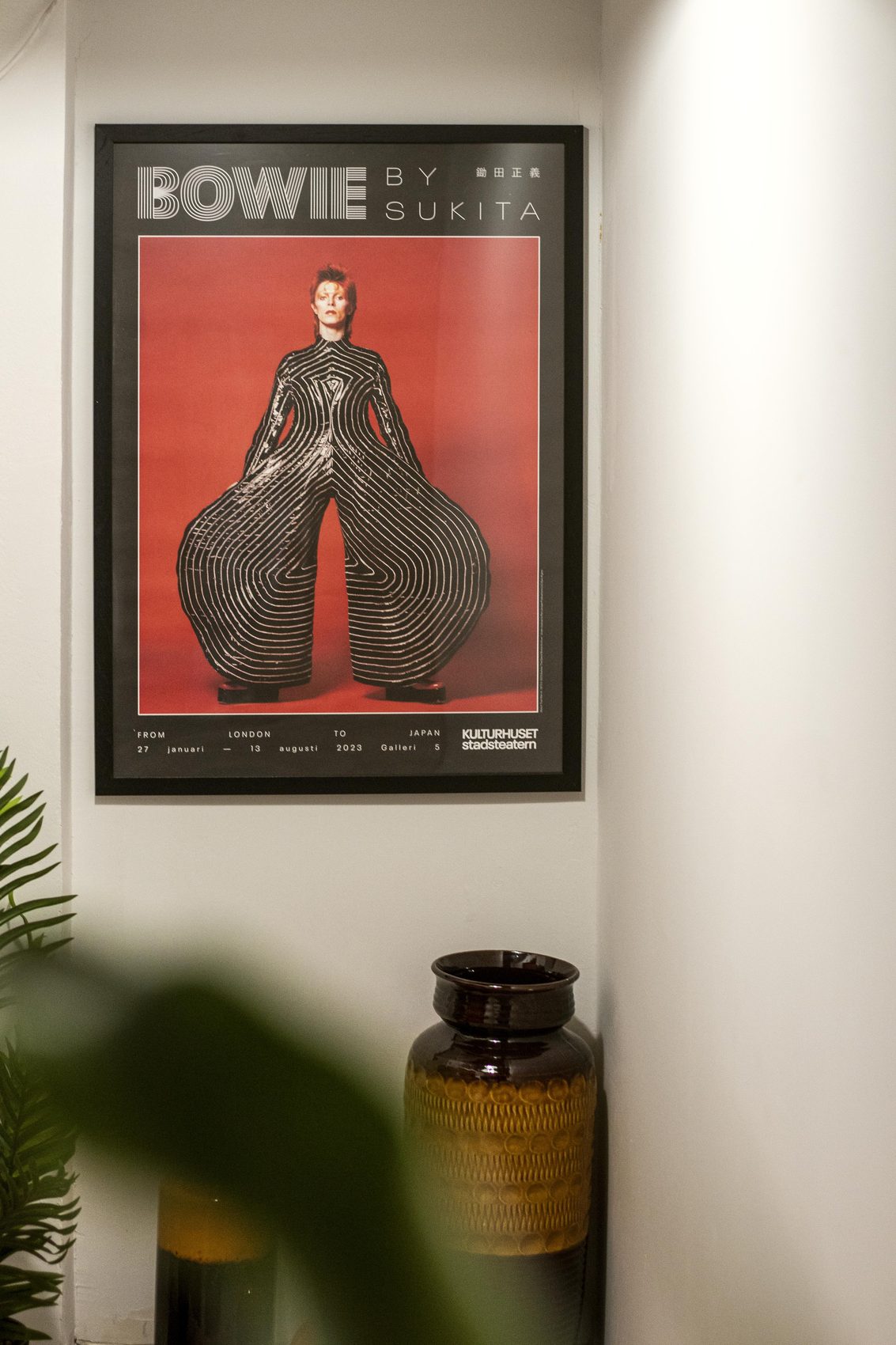 Uramljeni Bowie poster na zidu SKRIPTA IdeaLab