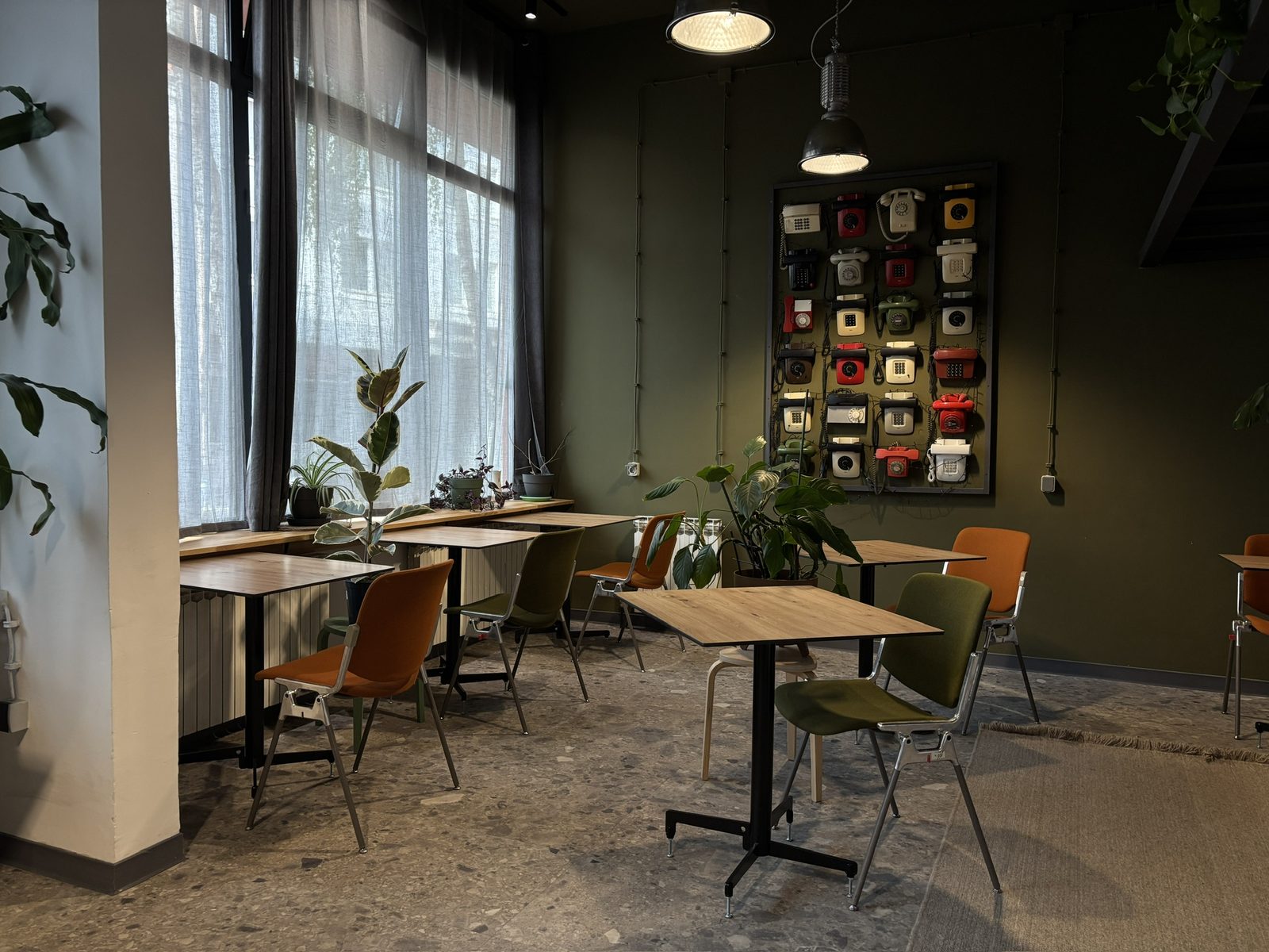 Radni stolovi uz prozor u Quiet zoni Coffice-a