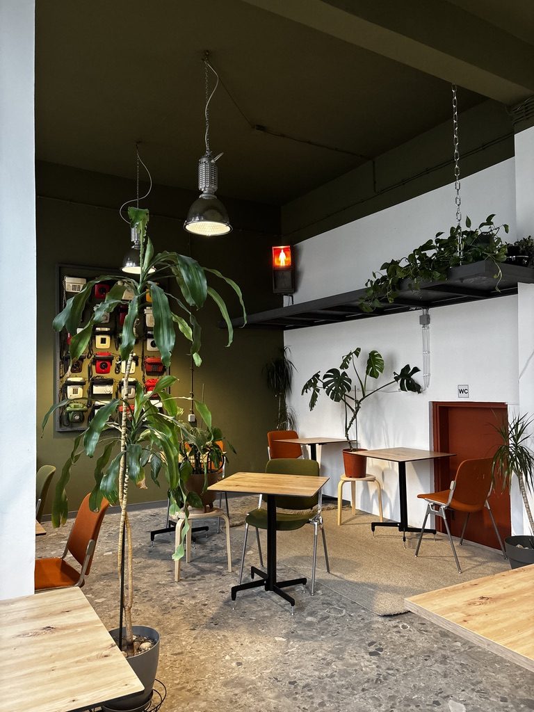 Stolovi i zelene biljke u Coffice-u