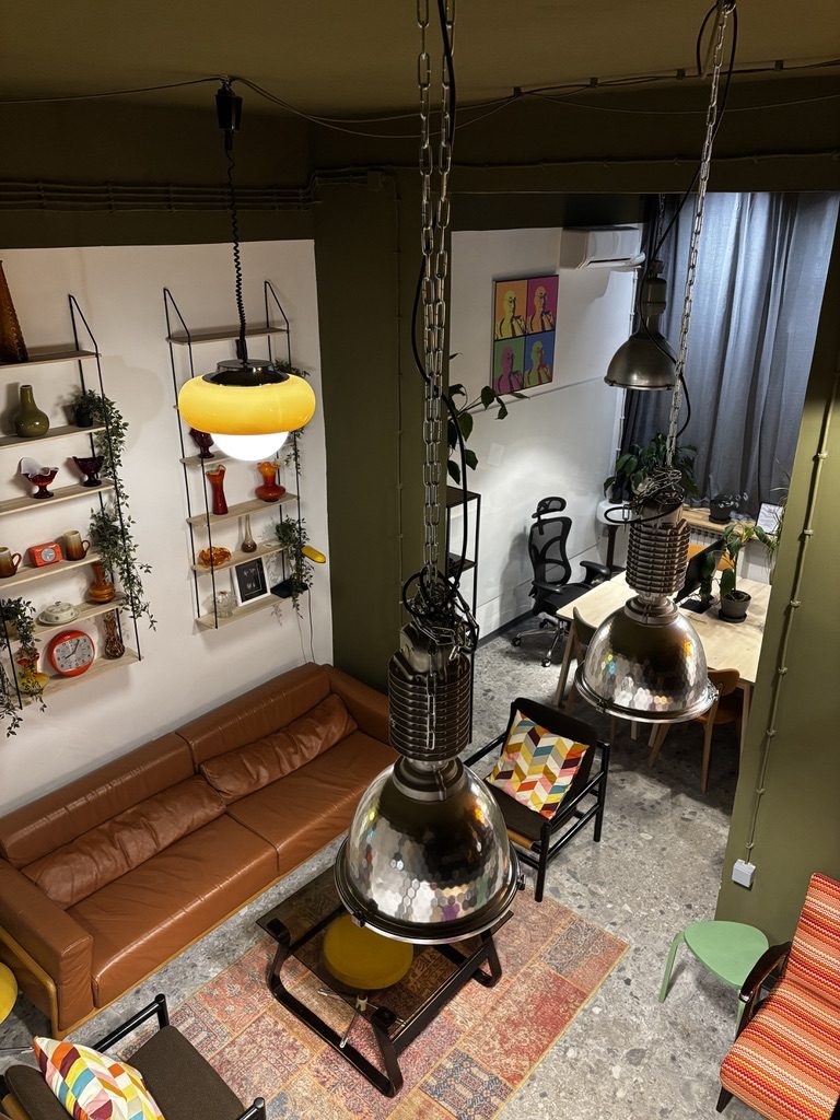 Lounge zona Coffice-a s kožnim kaučem i policama